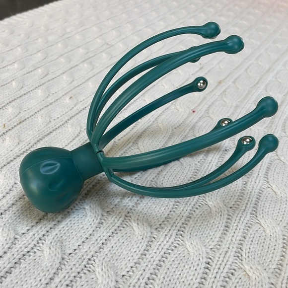 Scalp massager gently massages pressure points and sensitive nerves on head/neck - Picture 4 of 5
